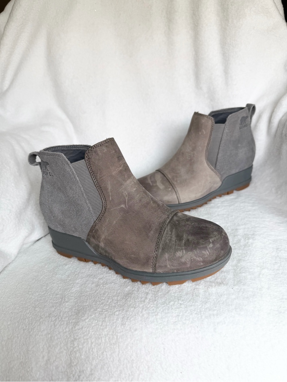 Sorel Evie 2 Chelsea Boots Gray Leather Hidden Wedge Lug Ankle Booties 6.5